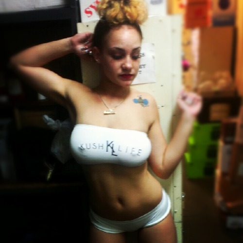 nudefreaks2:  LA Hoe 