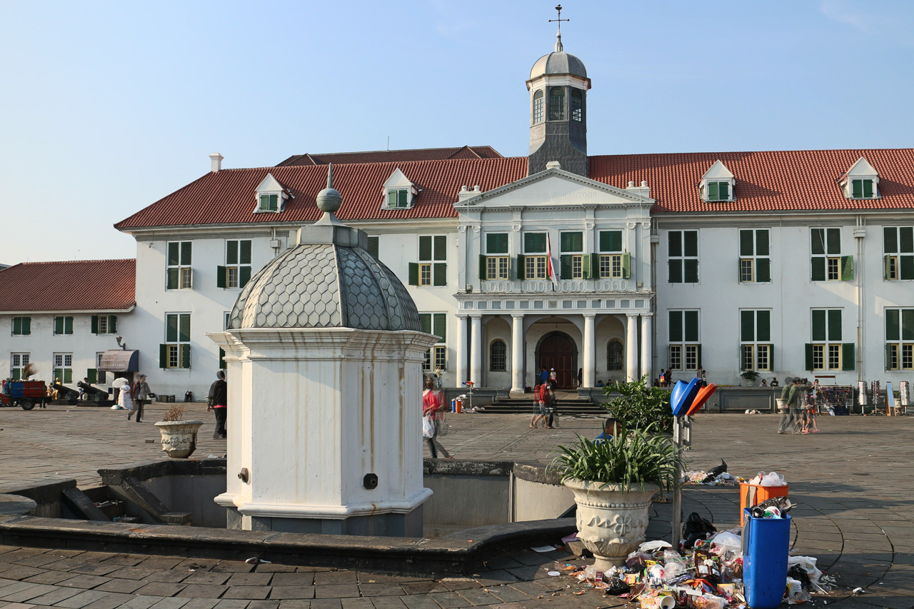 Museum Batavia. Gedung ini dulu adalah sebuah Balai Kota (Stadhuis) yang dibangun