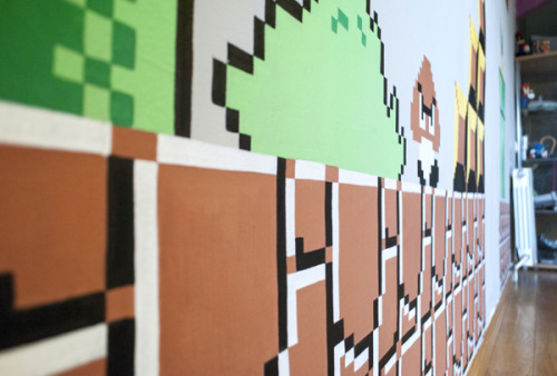 logoside:  El duro trabajo (yo, por lo menos, lo veía más sencillo) de decorar una pared a lo Super Mario. El autor es Rubém Vaquero y aquí tenéis más imágenes del proceso de creación. 