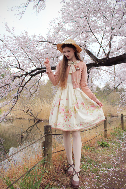  Last week, Mia and I managed to do a hanami before the non-stop rain destroyed the sakuras.Outfit r