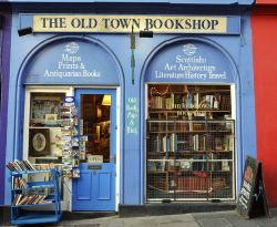 gatsbywise:bonitavista:Edinburgh, Scotland photo via devon  The world needs more quaint book stores …Gatsbywise - 20th Century Life &amp; Style