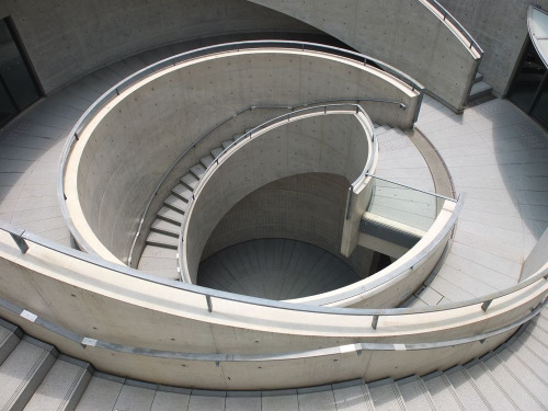 enochliew:Hyōgo Prefectural Museum of Art by Tadao AndoThe spiral staircase also functions as a devi