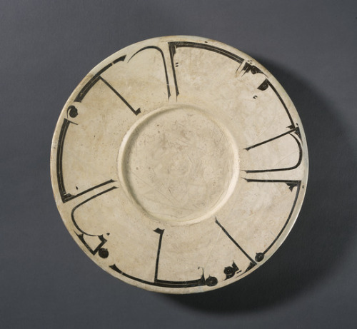slam-islamic: Plate with Design of Arabic Inscription in Kufic…, Persian, 10th century, Saint Louis 
