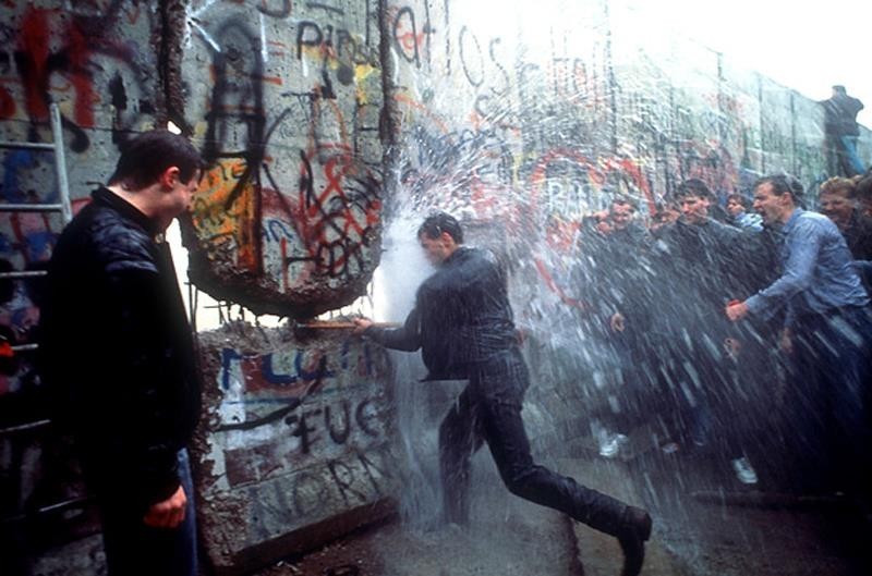 historicaltimes: Dismantling of the Berlin Wall in 1989 via reddit 