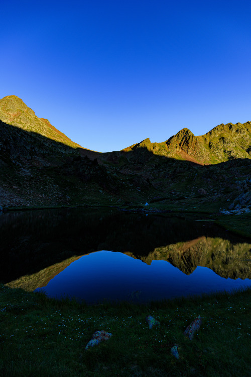 nature-hiking:sunrise at the mountain lake - Haute Route Pyreneenne, August 2019photo by nature-hiki