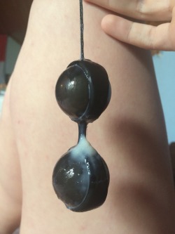 begehreihnauf:  Die loveballs und meine nipple nach 2 aufeinander folgenden Orgasmen*-*  Danke :* 