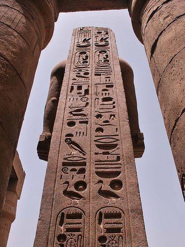 totenbuch: Luxor temple: stela behind a statue of King Rameses II, with his double Shennu (cartouche