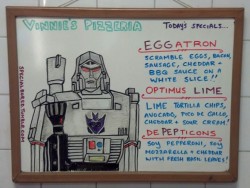 teletraan-2:  どこかのピザ屋のメニュー。Eggatron とか Optimus Lime とかオヤジギャグじゃねえか！ specialbored:  More than meets the pie….  