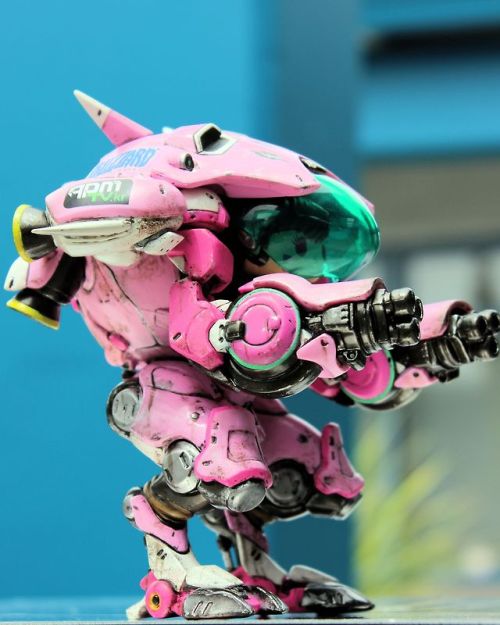 blastwerks: Funko Pop D.VA and Meka figure weathered. Great representation of from Overwatch!