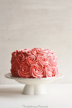 foodiebliss:  Rose Cake With Swiss Meringue ButtercreamSource: Foodolicious Pictured  Where food lovers unite.   