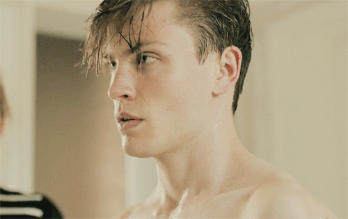 towel-scenes: Jannik Schümann in  Jugend ohne Gott (2017)