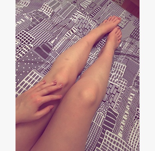 wvfootfetish:  jumpint0thef0g:  painting my nails makes me feel 100x better   Beautiful  Beautiful