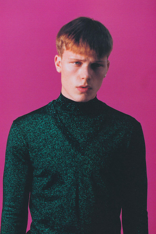 furples:  HUGE October 2011“WHILE there is LIGHT”Photographer: Motohiro HasuiModel: Tommy Kristiansen 