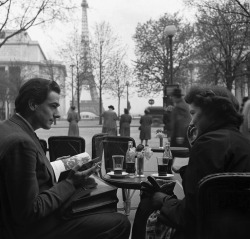 versa-ke:  hadaes:  vehxt:  greeneyes55:  Paris 1950 Photo: Mark Kauffman   Dream  my dream life, this is a hemingway book told in one picture  ^ the most perfect description 