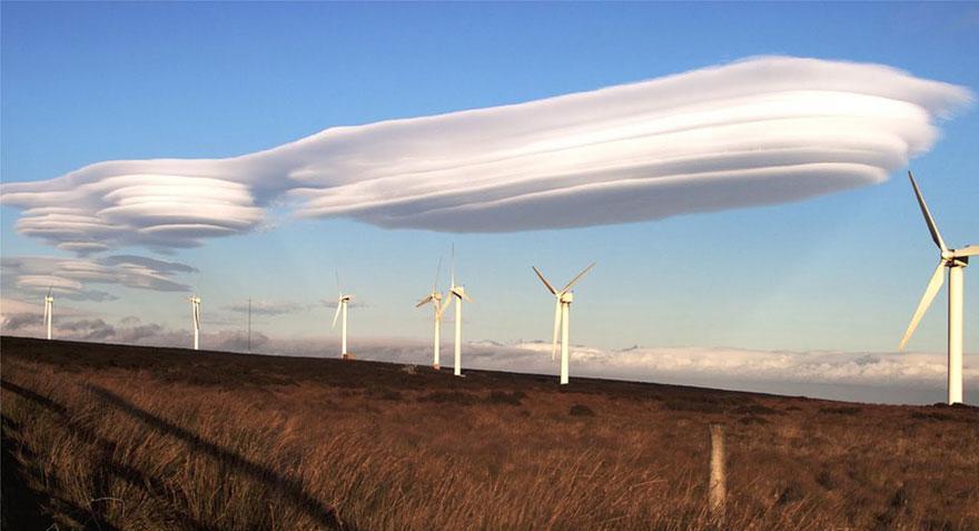 unicorn-meat-is-too-mainstream:   strange clouds  Various cloud formations might