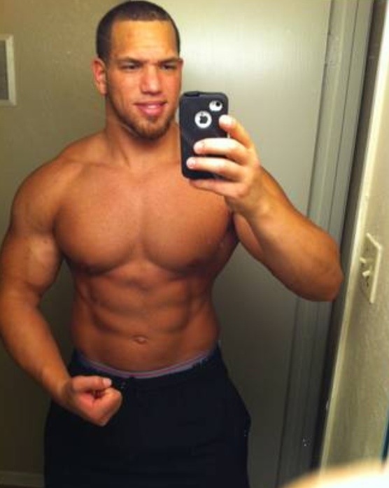 exclusivekiks:  Hot bodybuilder 💋  http://exclusivekiks.tumblr.com/
