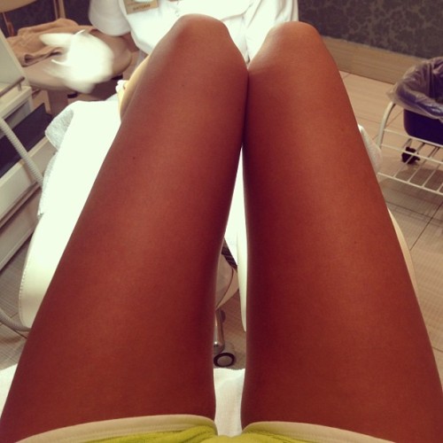 iconise:  thawne:  saltymint:  karla-world:  fml  Almost there yay  Is this at the dentist or something? Look where her knees are looks like a dentist or some sort of doctor ‘yo, hold up doc, gotta take a pic of my legs?’   i thought it was a spa