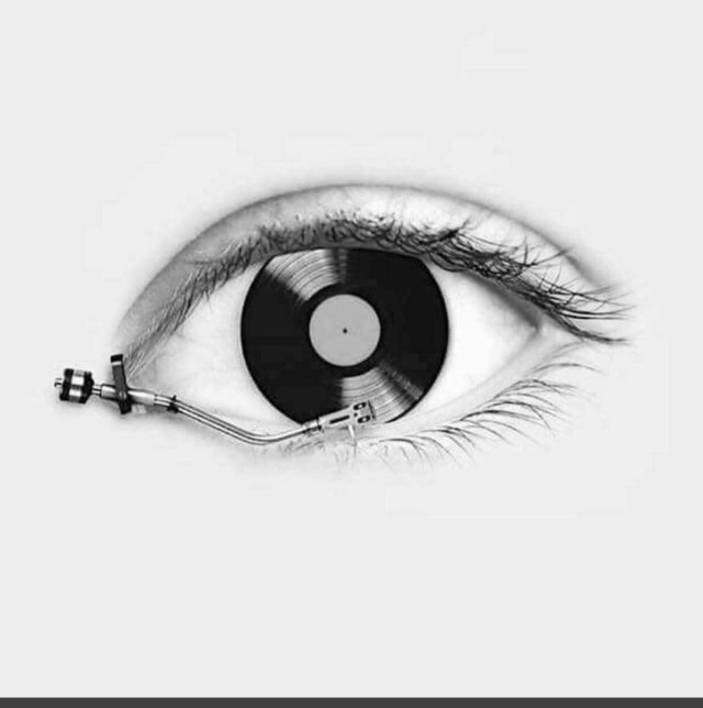 marietagueta:Hay miradas que te  hacen vibrar, como cuando escuchas esa música determinada&hellip;.es