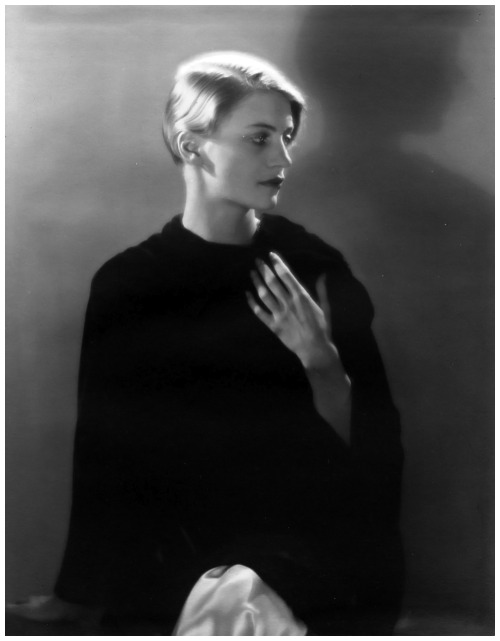 wehadfacesthen:Lee Miller, 1931, photo by Man Ray 