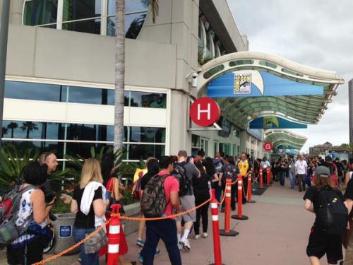 jenniferlawrenceupdated: Fans lining up outside Hall H to say goodbye to Katniss Everdeen #SDCCPhoto