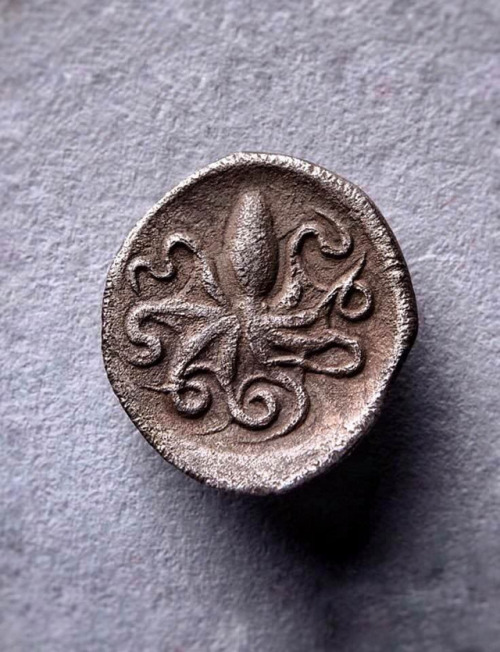 historyarchaeologyartefacts:Coin (silver) from Syracuse, Greece around 466 BCE[736x960]