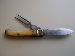 bladeandwood:  Nice old folding knife and