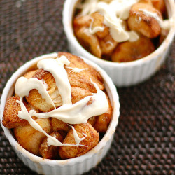 prettygirlfoodrecipes:  Banana Monkey Bread