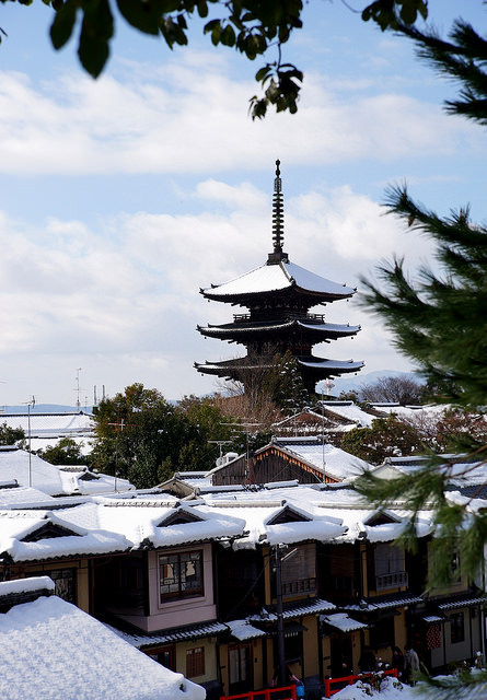 ileftmyheartintokyo:  雪の法観寺 by nobuflickr on Flickr.