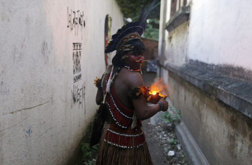 fuatino:thehippiedouche:anestivega:Indigenous people of Brazil trying to prevent their eviction from