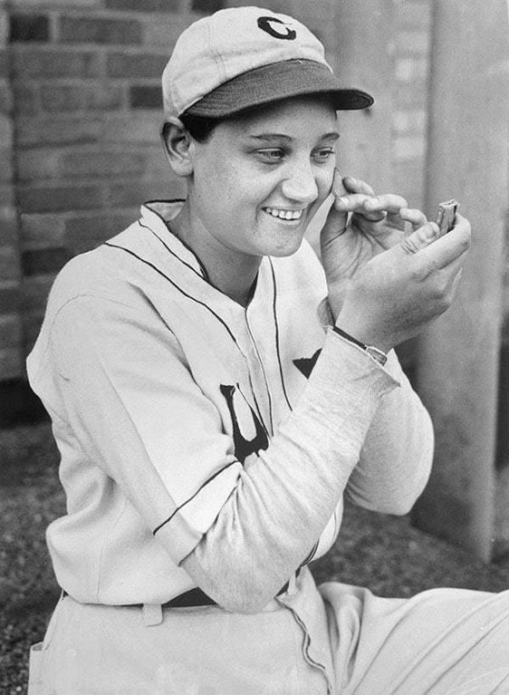 coolkidsofhistory:  17 year old Jackie Mitchell applying makeup before she struck