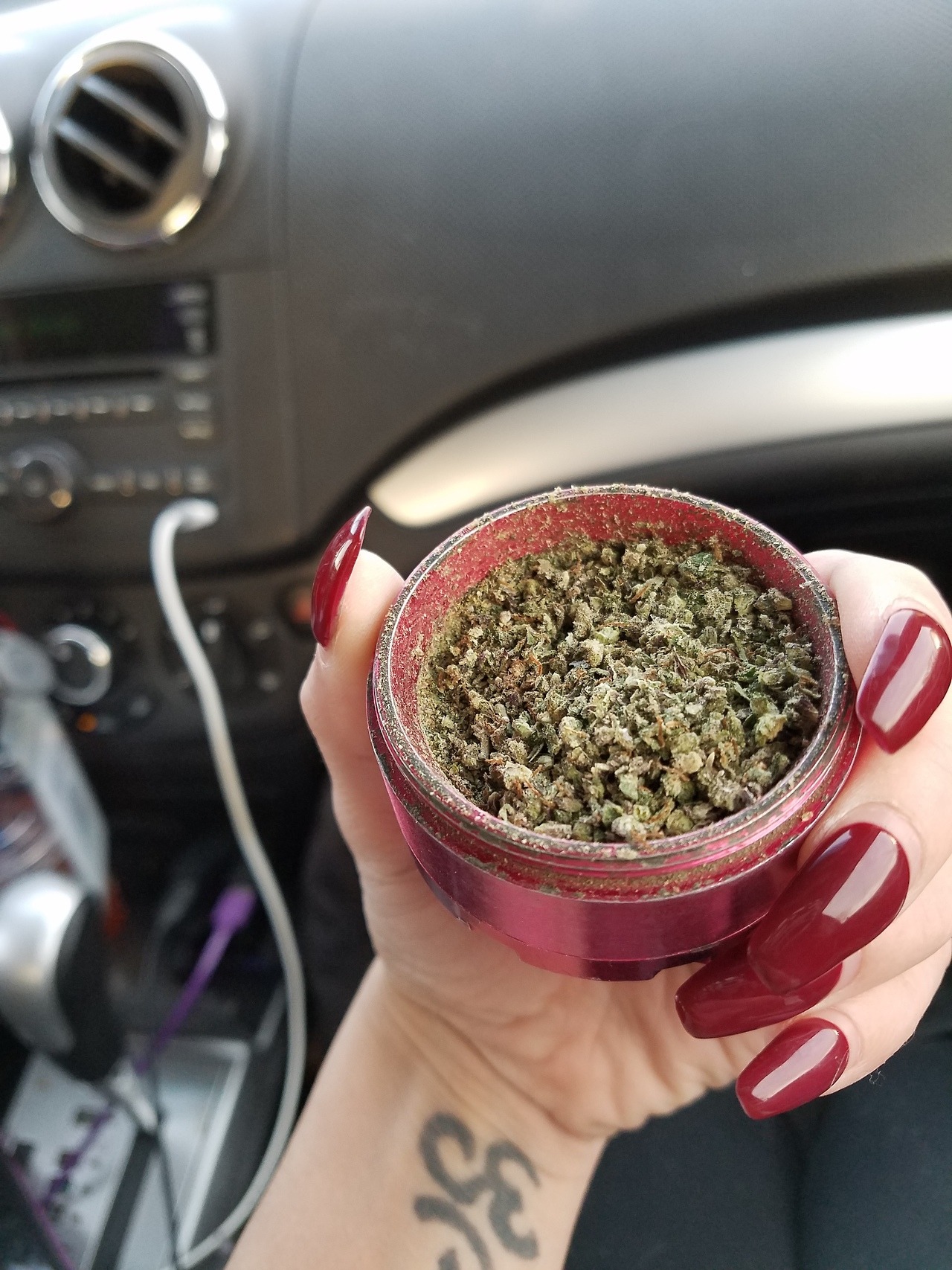 indica-illusions:  indica-illusions:  Ahh how I love grinding up bud and watching