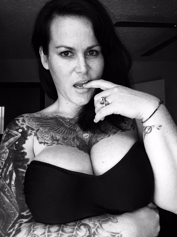 erin-alkaline:  Tis almost Friday the 13th boys &amp; ghouls! 👻