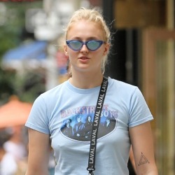 Sophie Turner Nip