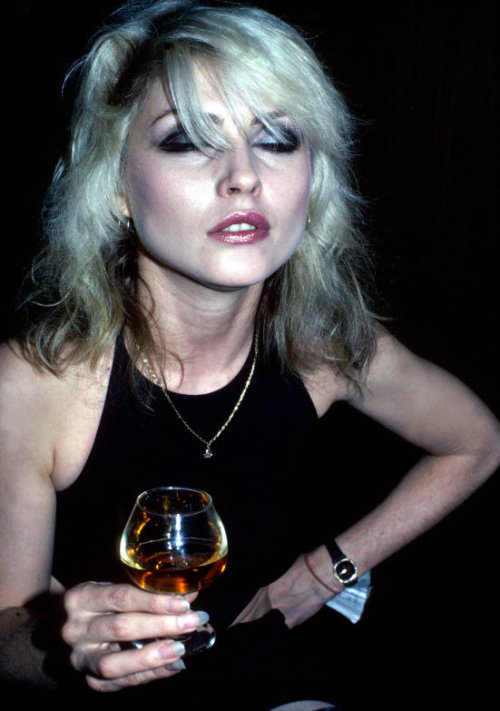 green38-love:  Debbie Harry backstage after a concert in Los Angeles in 1979 by Barry Schultz 