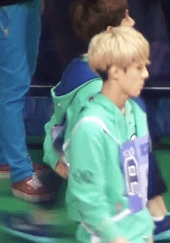 sehunniesmilk:  sehun doing his signature body waves making me fricking jump off