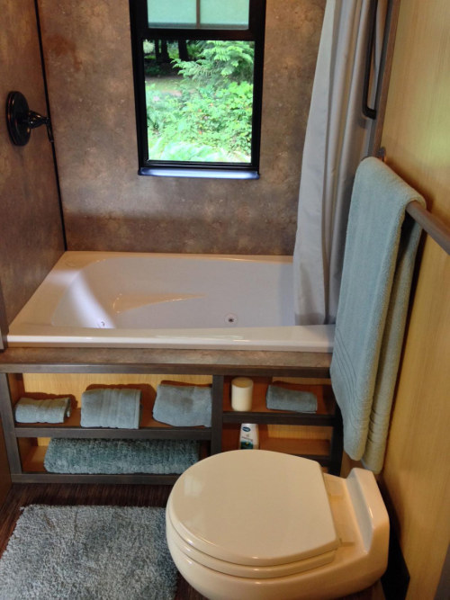 liftedandgiftedd:  ganes-h:  whore-gasm:  i-dream-in-bloo:  meganzoor:  saltdoe:  jeremylawson:  A 280 square feet tiny house in Aurora, Oregon. More info here.  scumfolk  that shelving unit near the tub is so smart  This is.. incredible.. actually!!