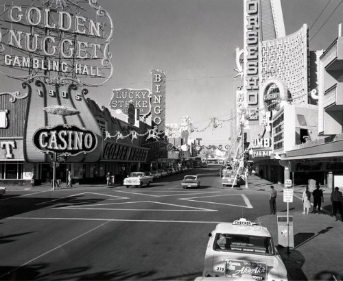 vintagelasvegas:Las Vegas, Xmas 1961 or 1962. YESCO servicing the Horseshoe sign on the right. Photo