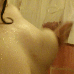 daddysnotsolittlekitten:  Come play with me in the shower daddy 💖💖💖