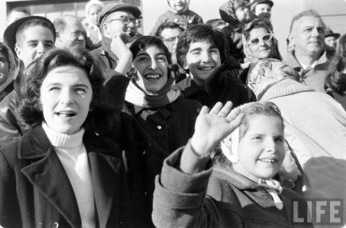 Crowd watching the Macy’s Thanksgiving Day parade(Paul Schutzer. 1958)