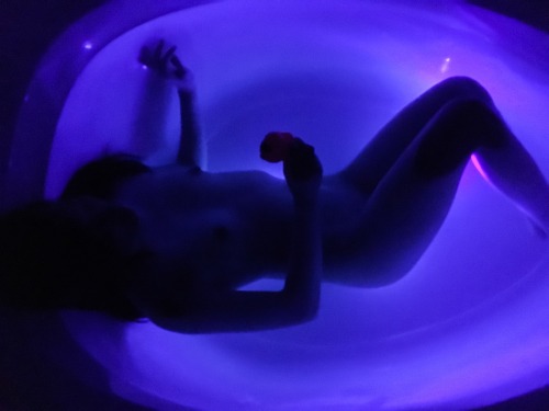 skinandhoney:  Playtime in the tub 🐥💦  @skinandhoney 