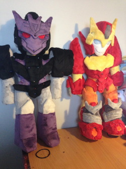 kaysiel:  Couple of half done gifts for AATarn needs serious work still, but Rodimus only needs his spoiler and some back plating and he’s done~ 