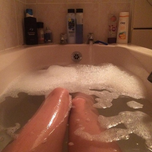 Princess bath &lt;3 #bathtime #legselfie t.co/e8I6bv3SYx