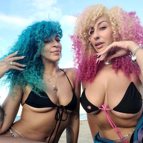 Bad bitches pon di beaches * * * * * #bighairgirls #sisters #beach #vibes  www.instagram.com