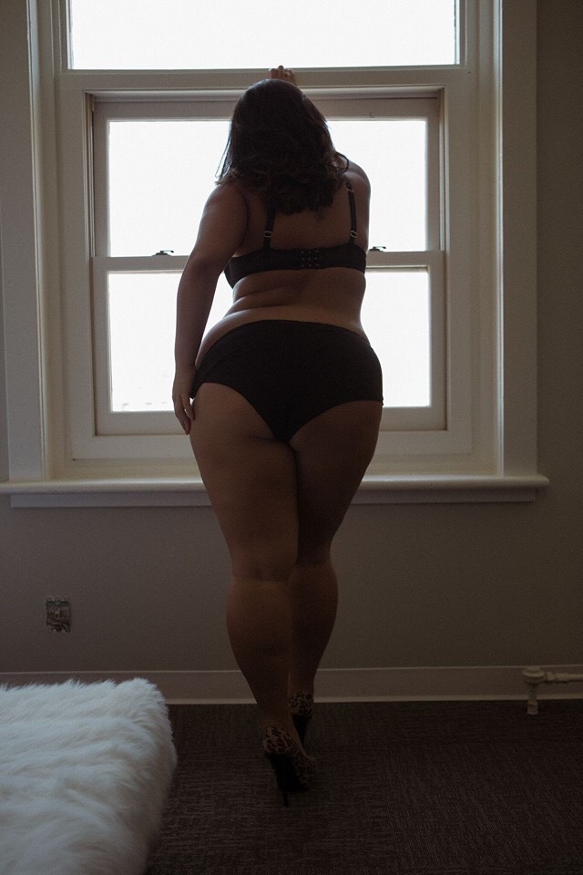 italiankong:  Smoking hot Nikita White. Thick thighs save lives.