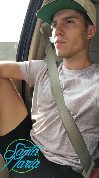 kalifornia-prince:  *me driving to school*