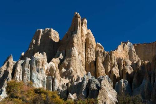 Clay CliffsIn the middle of New Zealand’s South Island, near the tiny town of Omarama lies a hidden 