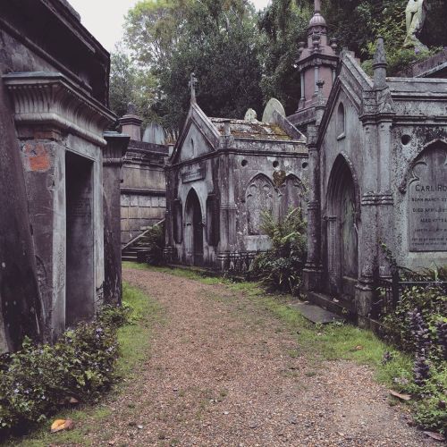 horrorcandybox:Highgate Cemetery, London.By HorrorCandyBox.