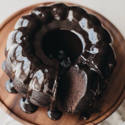 bonapetittcom:  Chocolate cake 