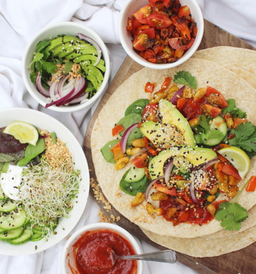 veganzoejessica: Can we make Taco Thursday a thing?😍  Whole-wheat tacos served with curried beans, roasted peanuts, avocado, tomato salsa, red onion, roasted capsicum, sprouts, sesame seeds, lime and copious amounts of salad :) Really delicious if