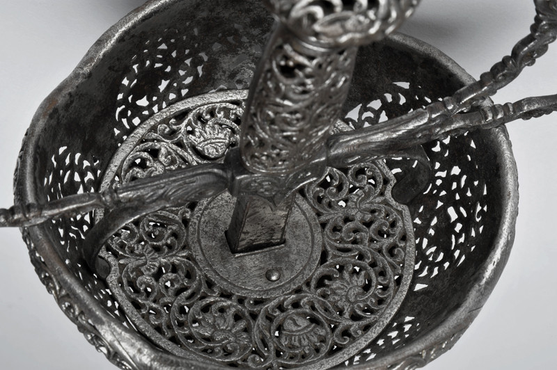 dolce-vita-lifestyle:  art-of-swords:  Spanish Cup-hilt Rapier Dated: mid-17th century